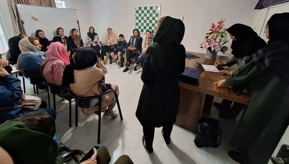 مراسم اهدای لوح تقدیر مادر نمونه توسط سرکارخانم شهره بیات مشاور دبستان و سرکار خانم زهرا سوری مدیریت دبستان