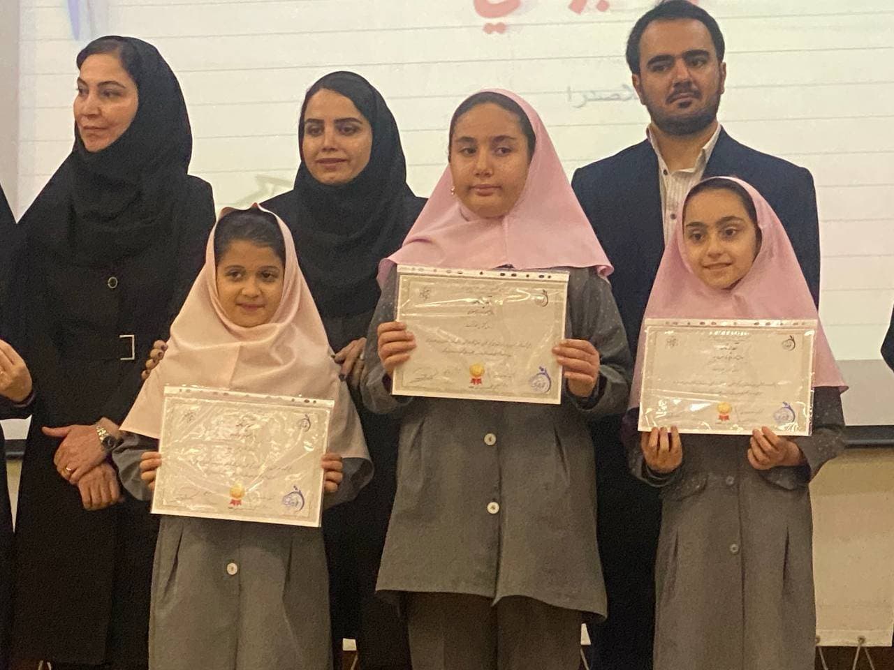 تقدیر و تجلیل از دانش آموزان رتبه اول کشوری در جشنواره علمی پژوهشی خواجه نصیر الدین طوسی